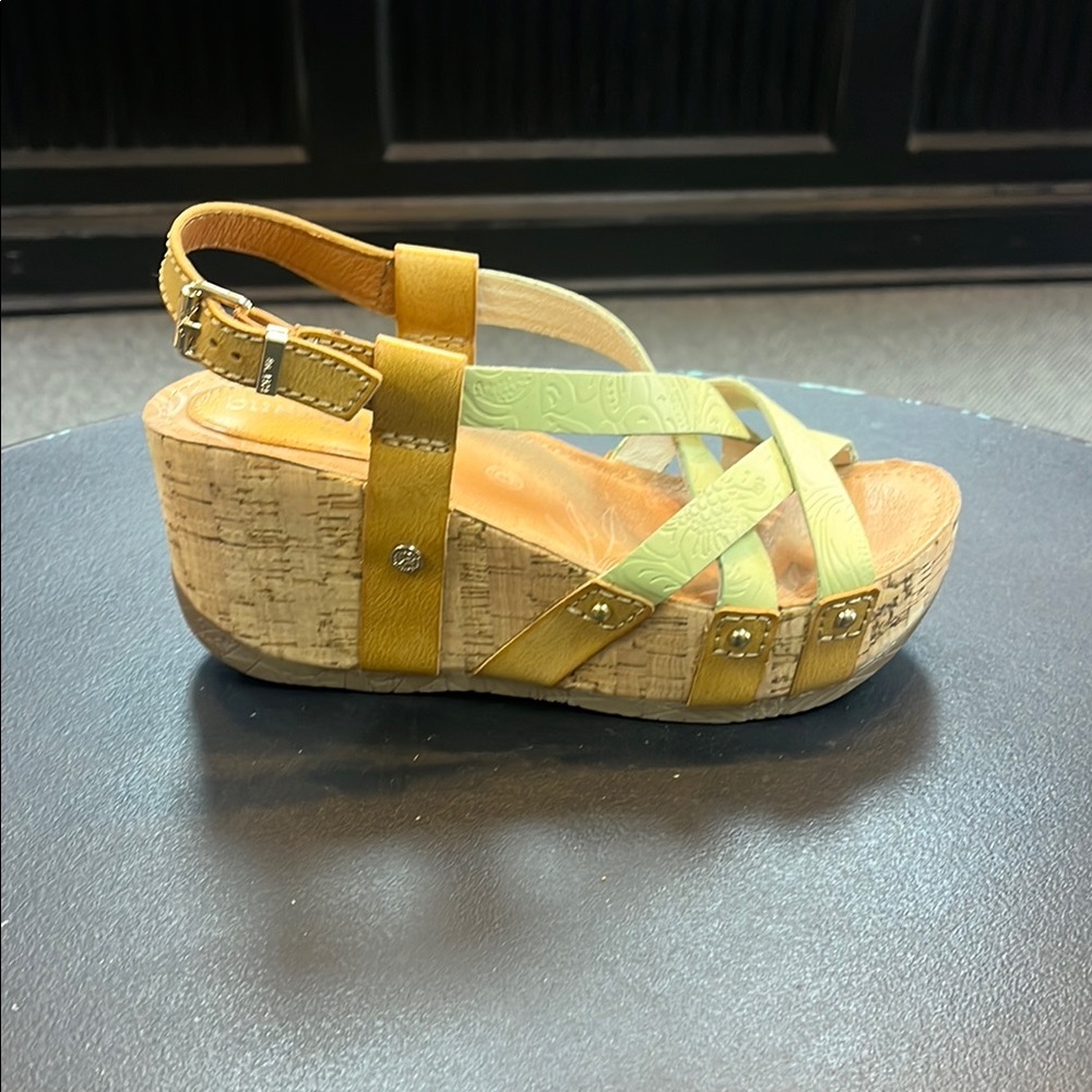 Chic Tan Wedge Sandals